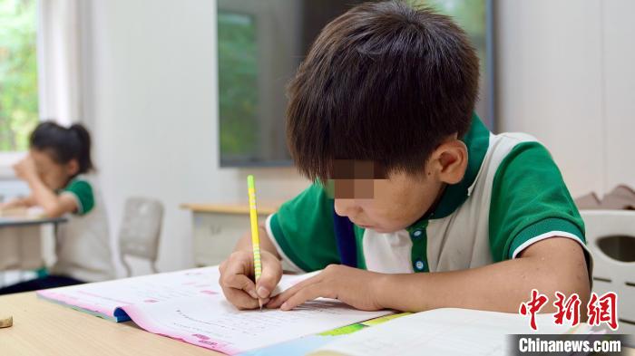 臨汾紅絲帶學(xué)校的孩子正在上課。資料圖 臨汾紅絲帶學(xué)校供圖