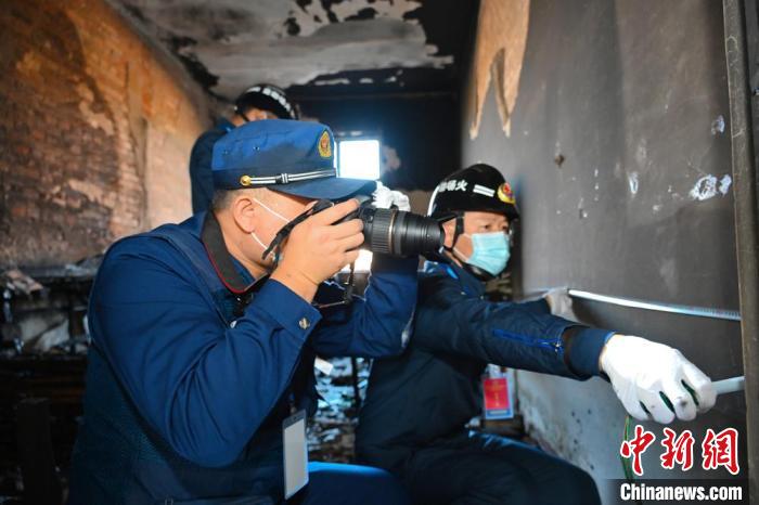 圖為火調(diào)人員在模擬現(xiàn)場進(jìn)行調(diào)查取證。(資料圖) 婁淵燾 攝