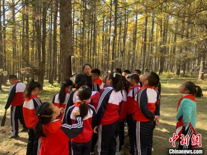 圖為付麗紅帶著學(xué)生走進(jìn)森林“上課”。　付麗紅供圖