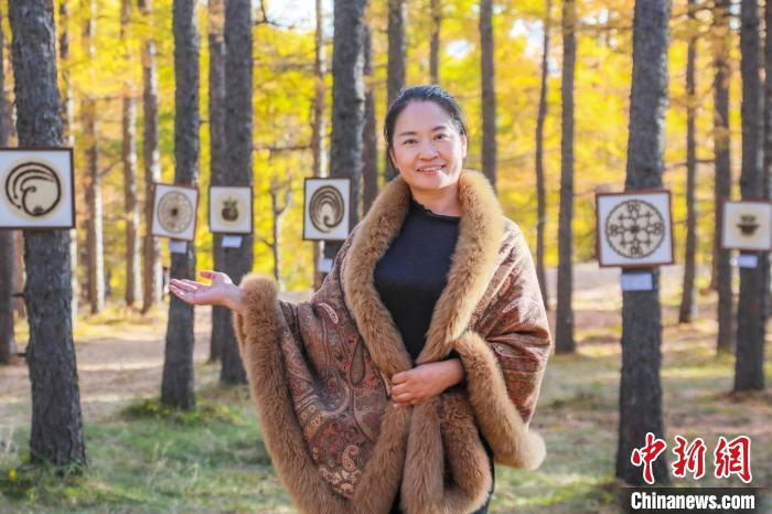 圖為付麗紅和她的作品?！「尔惣t供圖