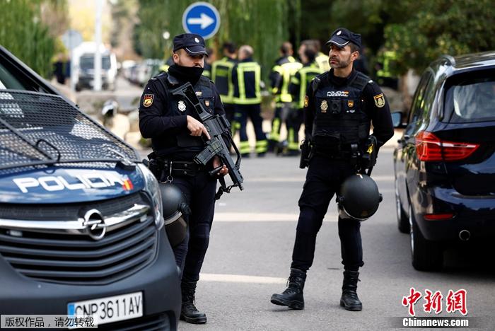 烏克蘭駐西班牙大使館日前收到郵件炸彈，炸彈發(fā)生爆炸并致一人受傷。圖為守在烏克蘭使館外的西班牙警察。