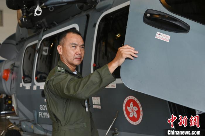 香港特區(qū)政府飛行服務(wù)隊總監(jiān)胡偉雄與獵豹直升機。　李志華 攝