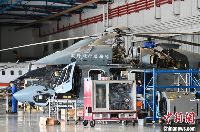 香港特區(qū)政府飛行服務(wù)隊工程人員進(jìn)行直升機的保養(yǎng)和維修工作?！±钪救A 攝