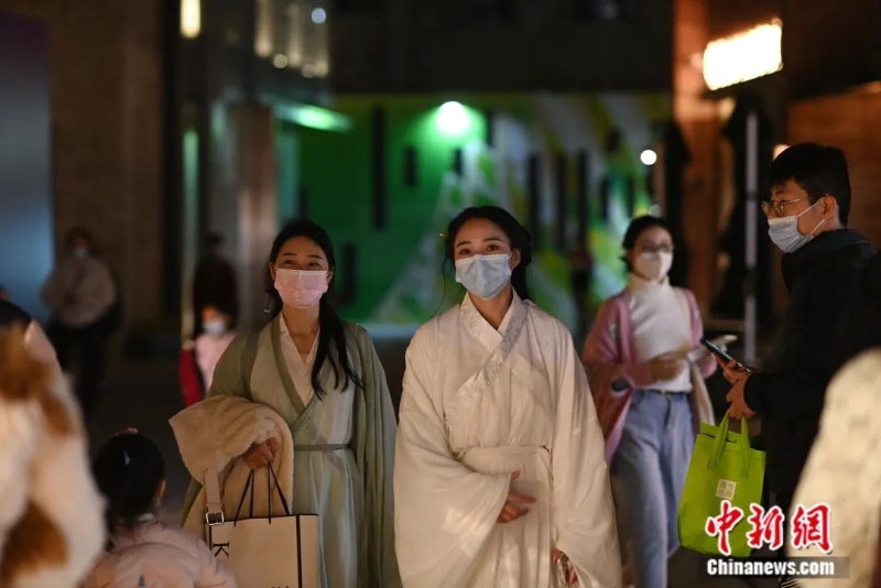 圖為市民在廣州永慶坊景區(qū)游玩。<a target='_blank' href='/'>中新社</a>記者 陳楚紅 攝