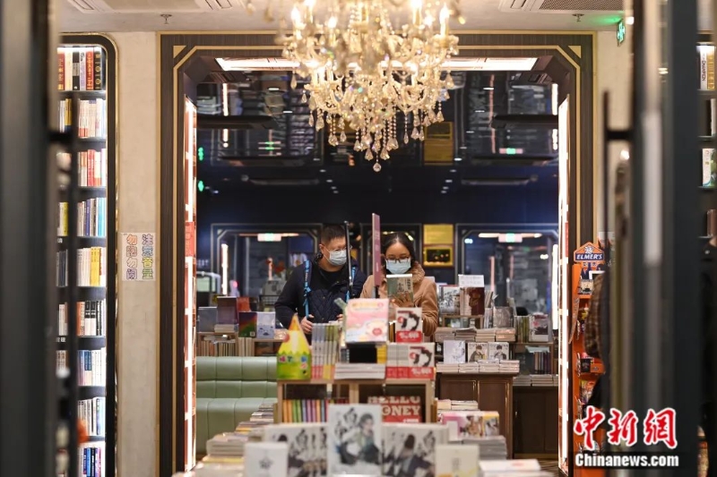 圖為市民在廣州永慶坊鐘書閣看書。<a target='_blank' href='/'>中新社</a>記者 陳楚紅 攝