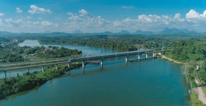 “瀾滄號”行駛在中老鐵路欣合楠里河特大橋上。中國鐵路國際公司供圖