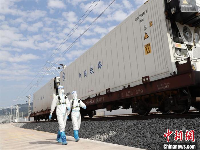 中老鐵路首輛全鐵路運輸水果冷鏈班列駛入中國