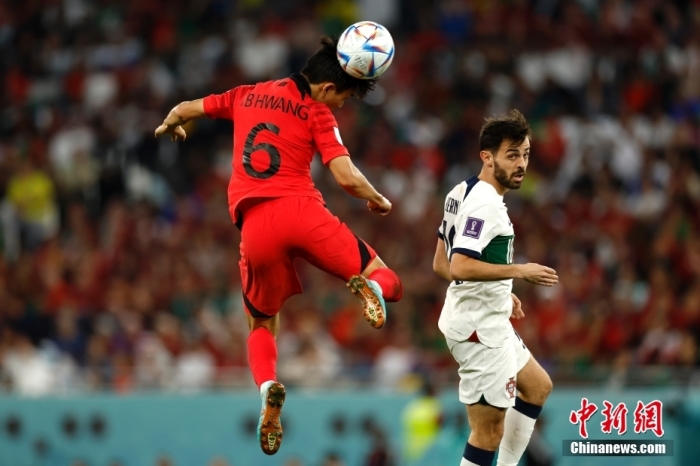 圖為韓國(guó)隊(duì)球員黃仁范(左)爭(zhēng)搶頭球。 <a target='_blank' href='/'>中新社</a>記者 富田 攝 　