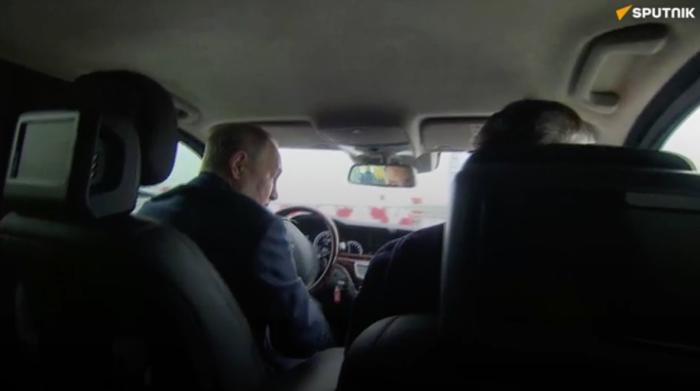 圖為俄總統(tǒng)普京駕車(chē)視察克里米亞大橋。圖片來(lái)源：俄羅斯衛(wèi)星通訊社視頻截圖。