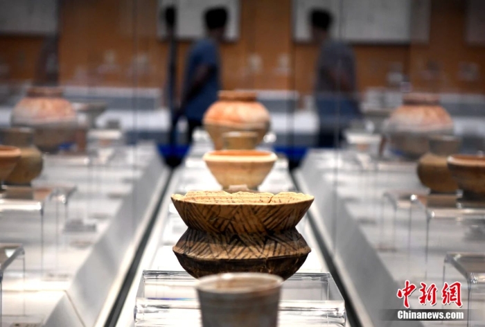 出土于曇石山遺址的陶器。王東明 攝