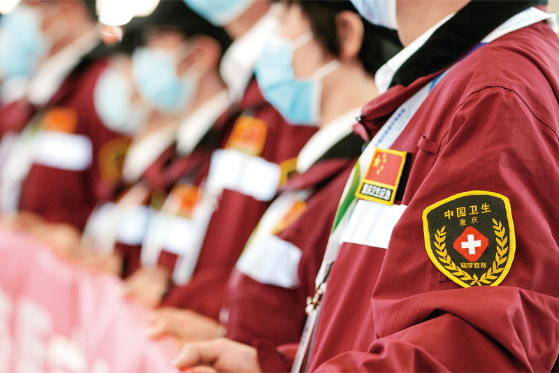 應(yīng)阿爾及利亞政府邀請(qǐng)，中國政府赴阿爾及利亞抗疫醫(yī)療專家組赴阿幫助開展疫情防控工作。圖為2020年5月13日，在重慶江北國際機(jī)場(chǎng)，重慶市選派專家在送行儀式上?！⌒氯A社記者 劉潺 攝