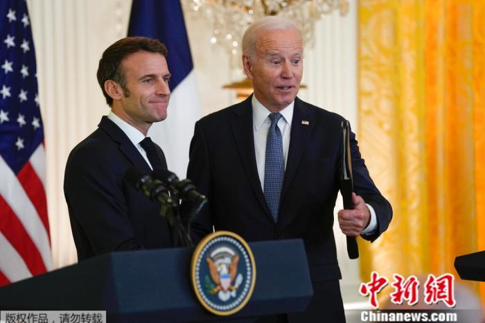 當(dāng)?shù)貢r間12月1日，在白宮東廳舉行新聞發(fā)布會后，拜登與馬克龍站在一起。