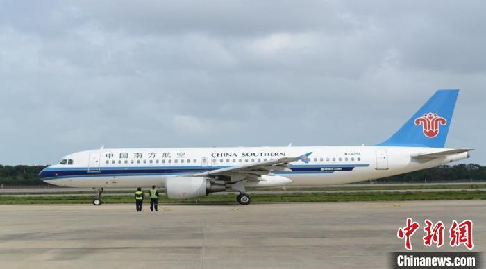 ?？诿捞m機(jī)場機(jī)坪上，一架南航飛機(jī)正在滑出?！±罴t波供圖
　