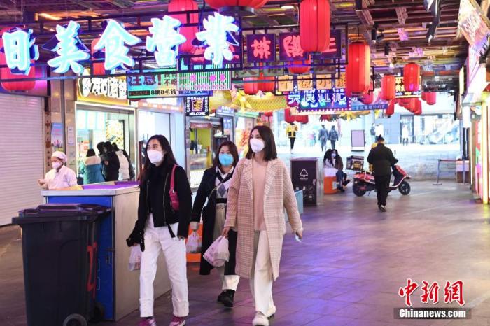 美食街的人氣正在逐漸恢復(fù)中。 陳超 攝