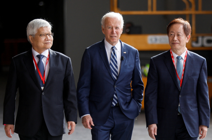 美國(guó)總統(tǒng)拜登（中）、臺(tái)積電創(chuàng)辦董事長(zhǎng)劉德音（右）及總裁魏哲家（左）