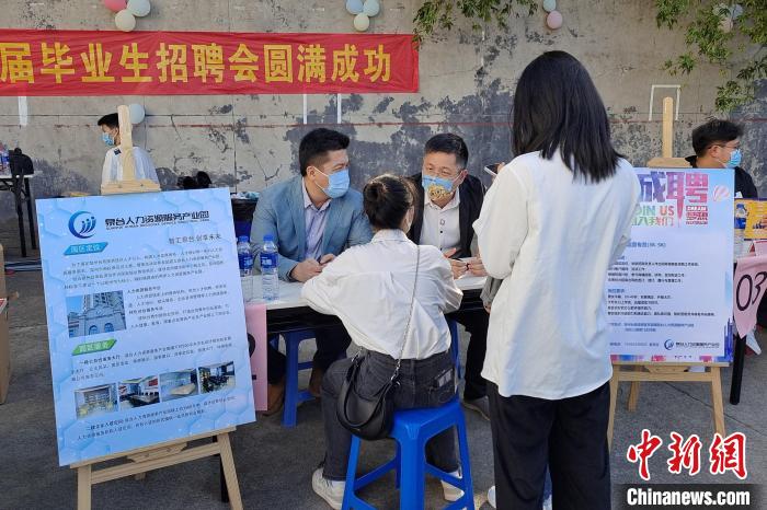 高睿旸(左一)從事兩岸人才資源對接工作。　受訪者供圖