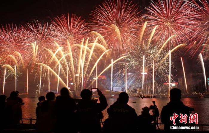 資料圖：2019年1月1日0時，當(dāng)新年鐘聲響起，歷時10分鐘的煙火音樂匯演在香港維多利亞港上空正式上演。<a target='_blank' href='/'>中新社</a>記者 張煒 攝