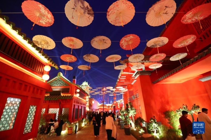 這是12月5日在沙特阿拉伯首都利雅得拍攝的世界大道“中國(guó)城”。（圖源：新華社）