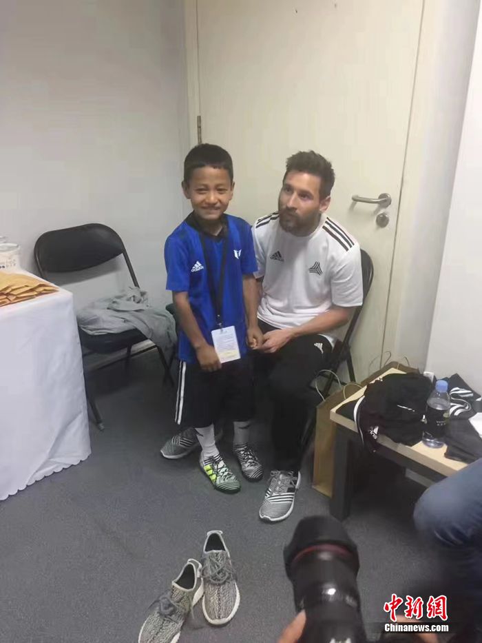  2017年6月，阿布都拉哈力克·艾木杜拉見到了他的偶像梅西。葉城縣教委供圖