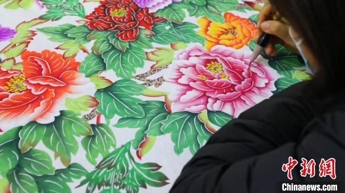 常鳳靈進(jìn)行剪紙創(chuàng)作?！【抟翱h融媒體中心供圖