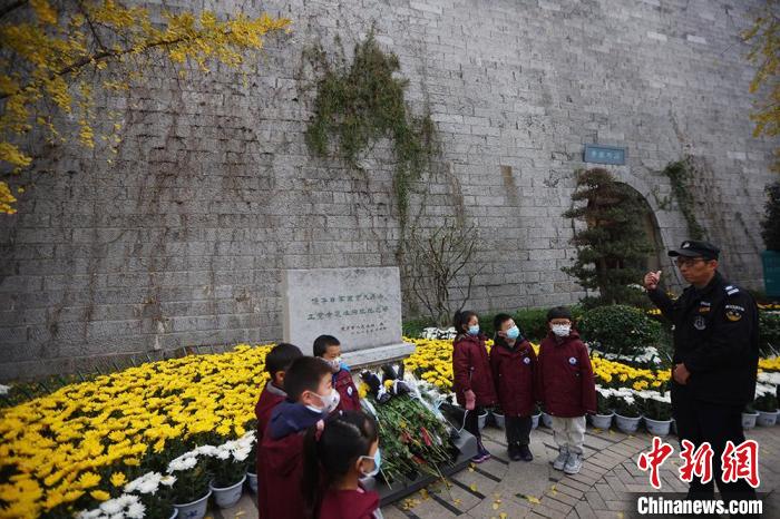 志愿者給孩子們講述相關(guān)歷史。　泱波 攝