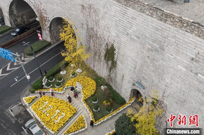 侵華日軍南京大屠殺遇難同胞正覺寺叢葬地緊靠明城墻。　泱波 攝