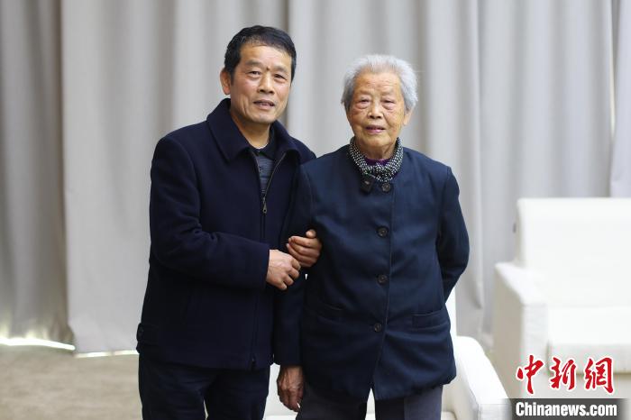 南京大屠殺幸存者艾義英和兒子黃興華?！°蟛?攝