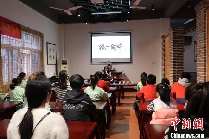 福建龍文舉辦漳臺青少年非遺文化交流活動(dòng)