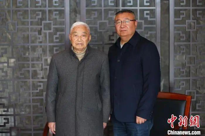 阮定東與兒子?！°蟛?攝