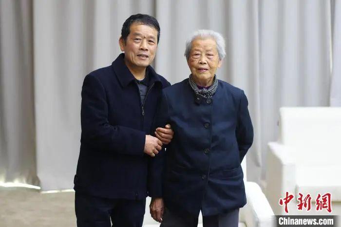 南京大屠殺幸存者艾義英和兒子黃興華?！°蟛?攝