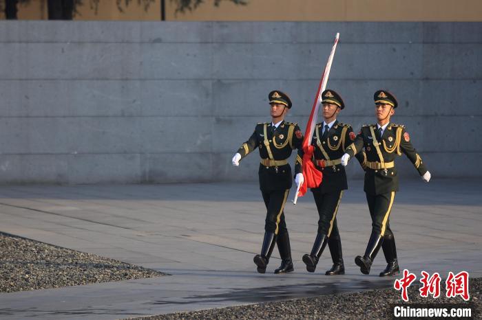 南京大屠殺死難者國家公祭日：南京舉行升國旗、下半旗儀式
