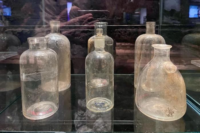 侵華日軍第七三一部隊(duì)罪證陳列館新展出的玻璃器皿。(新華社記者楊思琪 攝)