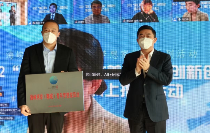 聊城市委常委、統(tǒng)戰(zhàn)部部長柳慶發(fā)授牌