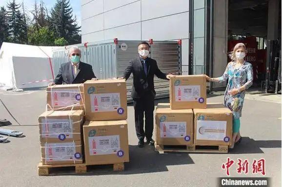 圖片圖為托馬斯·拉貝和海德堡市政府代表接受物資捐贈。 德國海德堡市供圖