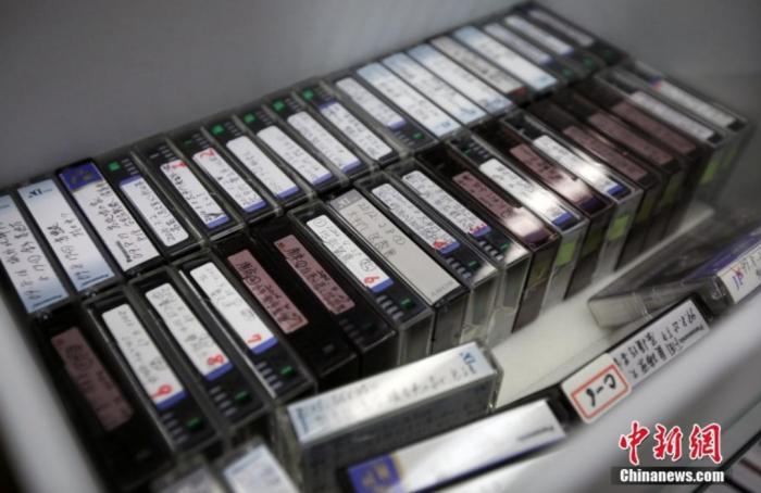 圖片2018年，日本友人松岡環(huán)女士將她記錄的南京大屠殺幸存者口述證言影像資料捐贈給侵華日軍南京大屠殺遇難同胞紀(jì)念館。泱波 攝