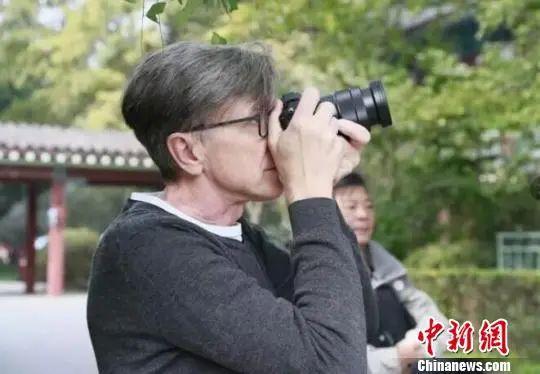 克里斯·馬吉在南師大內(nèi)拍攝。潘琳娜 攝