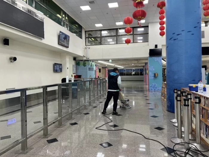 兩岸“小三通”遲遲未開，水頭碼頭現(xiàn)在每天僅剩少數(shù)的打掃人員出沒。（圖源：臺灣《聯(lián)合報》）