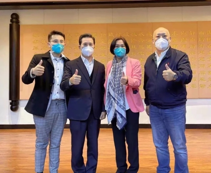 金門縣長當(dāng)選人陳福海（左二）偕同民代陳玉珍（右二）縣議員陳志龍（左一）、金門縣議員當(dāng)選人陳錦偉等人赴廈門協(xié)商“小三通”復(fù)航相關(guān)事宜。（圖源：臺灣《聯(lián)合報》）