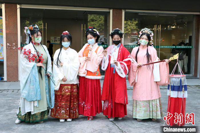 圖為學(xué)生的真人漫畫角色演出現(xiàn)場?！”辉L者供圖