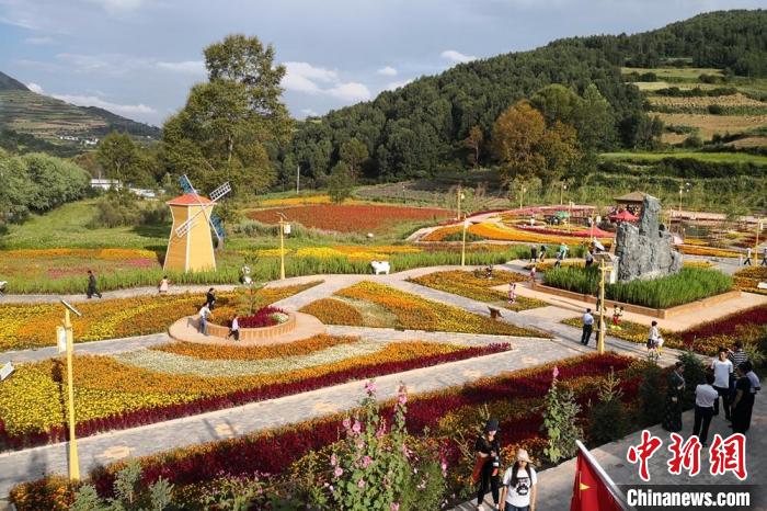 圖為甘肅甘南州美麗鄉(xiāng)村，吸引游客游玩賞景。(資料圖) 南如卓瑪 攝