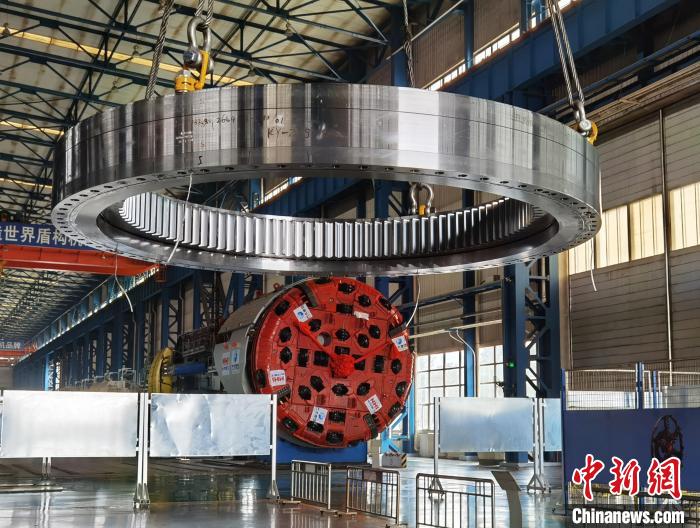 用于沈陽地鐵一號線東延線中的3米軸承?！≈锌圃航饘偎?供圖