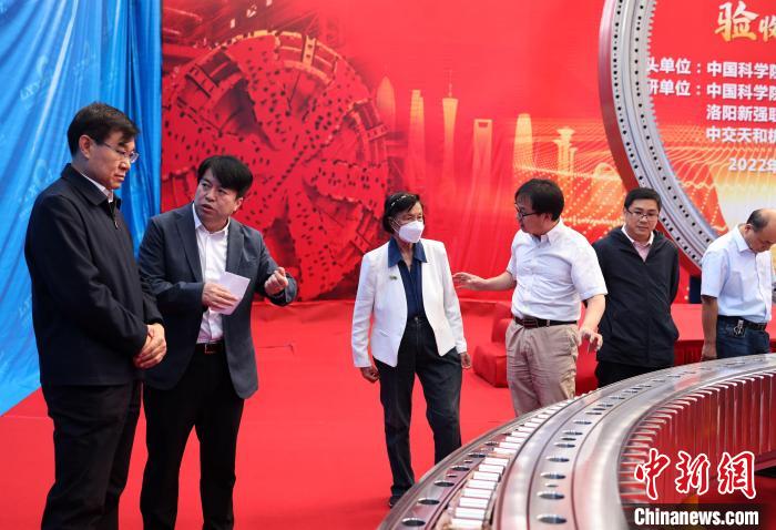 劉維民院士、李殿中研究員、李依依院士、胡小強(qiáng)研究員(左一至左四)在驗(yàn)收活動(dòng)上交流?！≈锌圃航饘偎?供圖