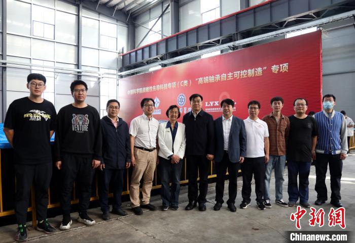 李依依院士(左五)、劉維民院士(左六)和李殿中(左七)、胡小強(qiáng)研究員(左四)與攻關(guān)團(tuán)隊(duì)代表合影?！≈锌圃航饘偎?供圖