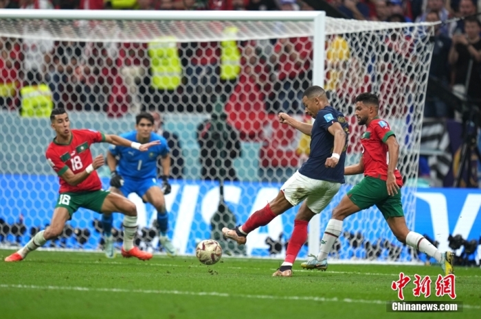 法國隊(duì)球員姆巴佩(藍(lán))射門。<a target='_blank' href='/'>中新社</a>記者 崔楠 攝