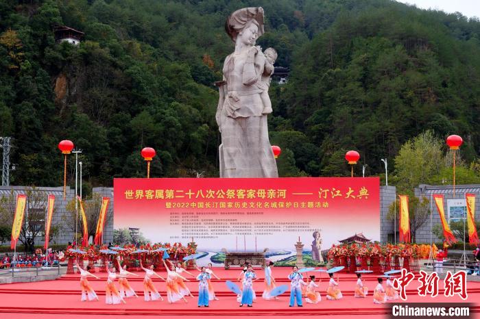 公祭現(xiàn)場客家風情文藝演出。　長汀縣委宣傳部供圖