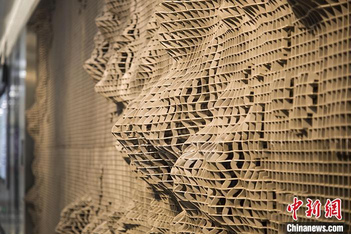 “深圳地鐵美術館”第二期公共藝術展：深圳地鐵5號線南延線前灣站《谷地地理計劃——大灣藍圖》?！↑S偉哲 攝