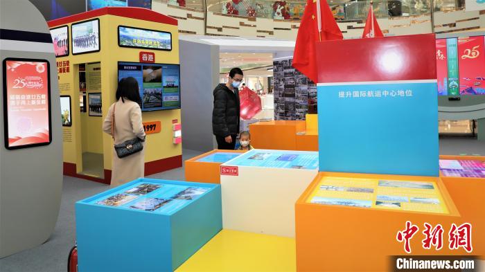 圖為石家莊民眾在參觀展覽?！堨o 攝