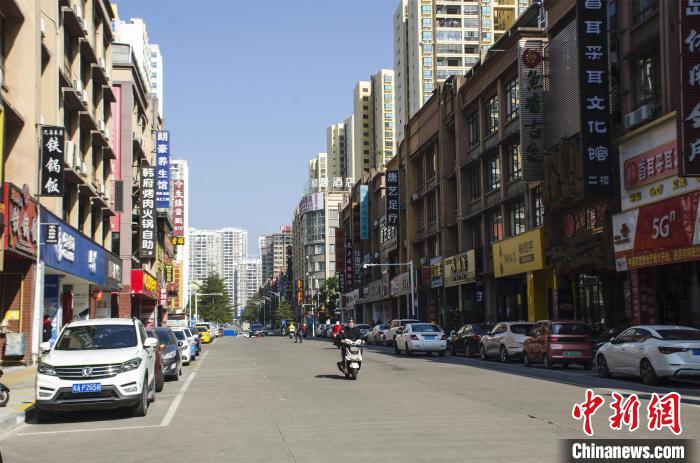 圖為整治后井然有序的防城港市伏波路中段?！〉岳顝?qiáng) 攝