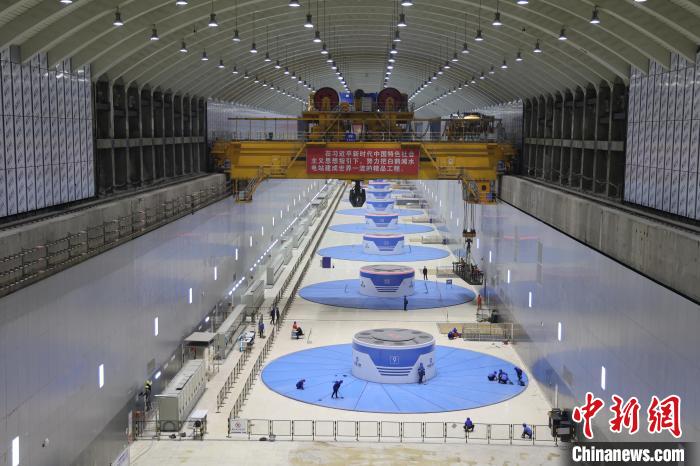 金沙江白鶴灘水電站右岸地下廠房?！≈袊?guó)能建葛洲壩機(jī)電公司供圖