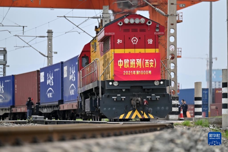 2021年4月13日，X9041次中歐班列（西安）從西安國際港站出發(fā)。這是2021年陜西開行的第1000列中歐班列。新華社記者 李一博 攝